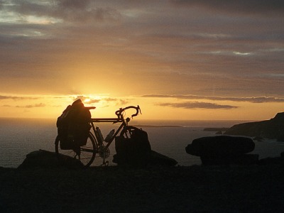 Touring bike bij een prachtige zonsondergang in Ierland