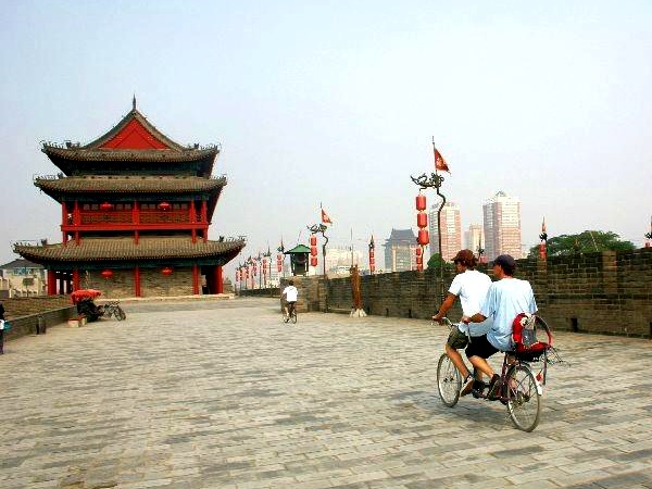Fietsen op de stadsmuur van Xi'an