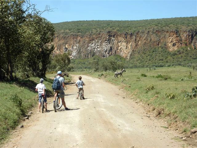 Fietsen tussen het wild in Kenia