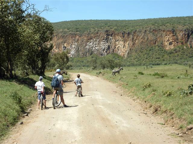 Fietsen tussen het wild in Kenia