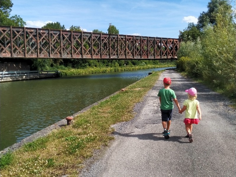 De kinderen van Emma wandelen door Picardië in Frankrijk De kinderen van Emma wandelen door Picardië in Frankrijk