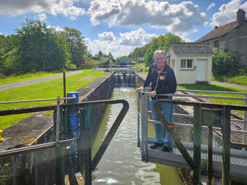 Patrick bij een sluisje langs het Ardennenkanaal