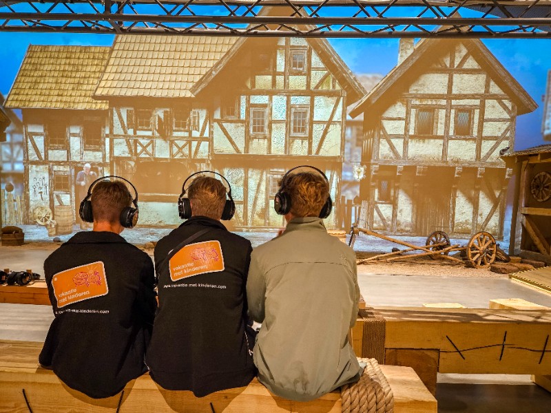 We kijken een leuke film in het kasteelmuseum van Klaipeda