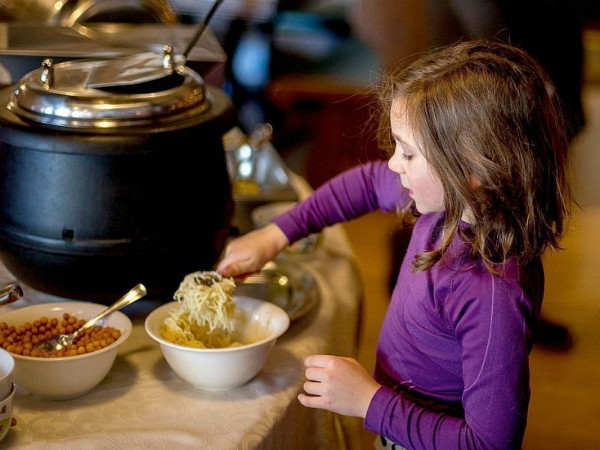 meisje bij het kinderbuffet