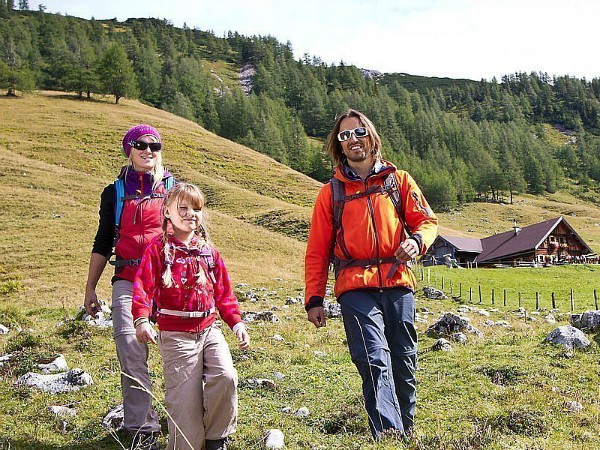 gezin aan de wandel op de alm