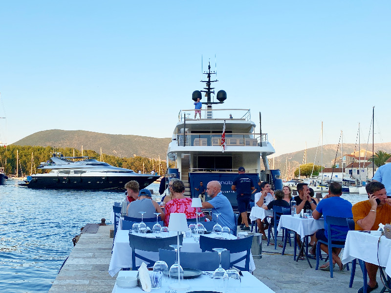 Dineren tussen de Jetset in Fiskardo