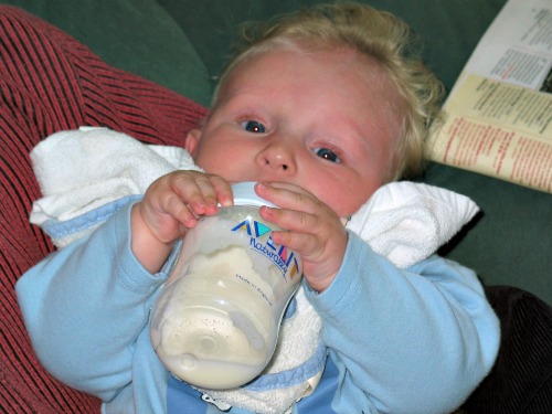 Baby Zeb drinkt zijn flesje leeg