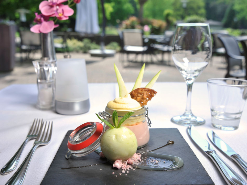 Uiteten kun je in het restaurant van Fletcher hotel Doorwerth zowel binnen als lekker buiten op het terras
