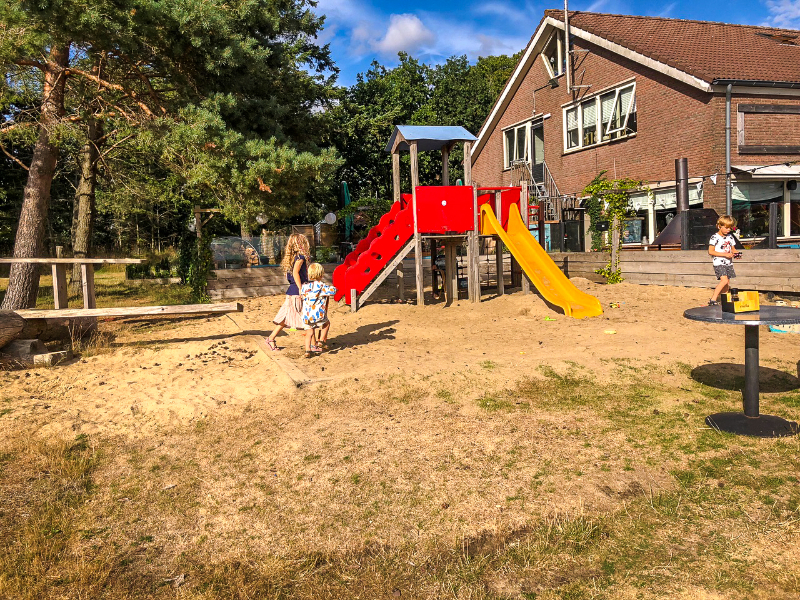 De speeltuin van het kindvriendelijke restaurant Thermiekbel nabij Arnhem