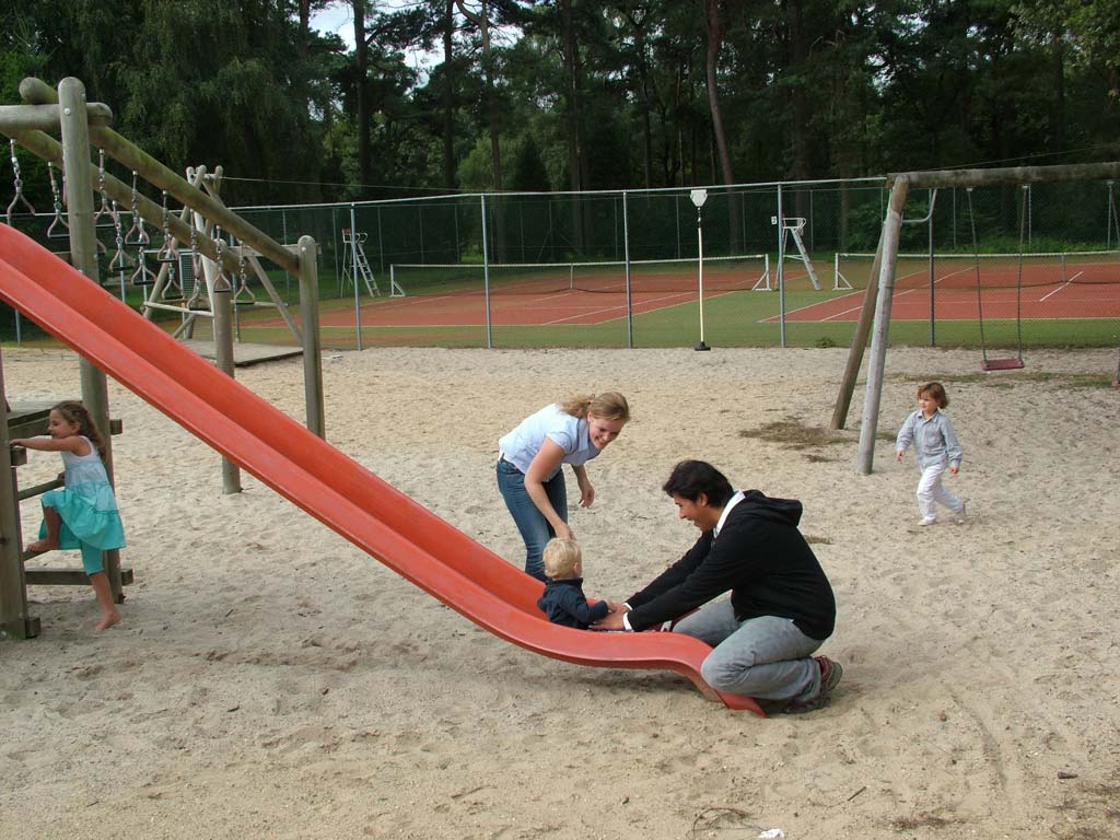 De kids spelen lekker in de speeltuin bij het hotel