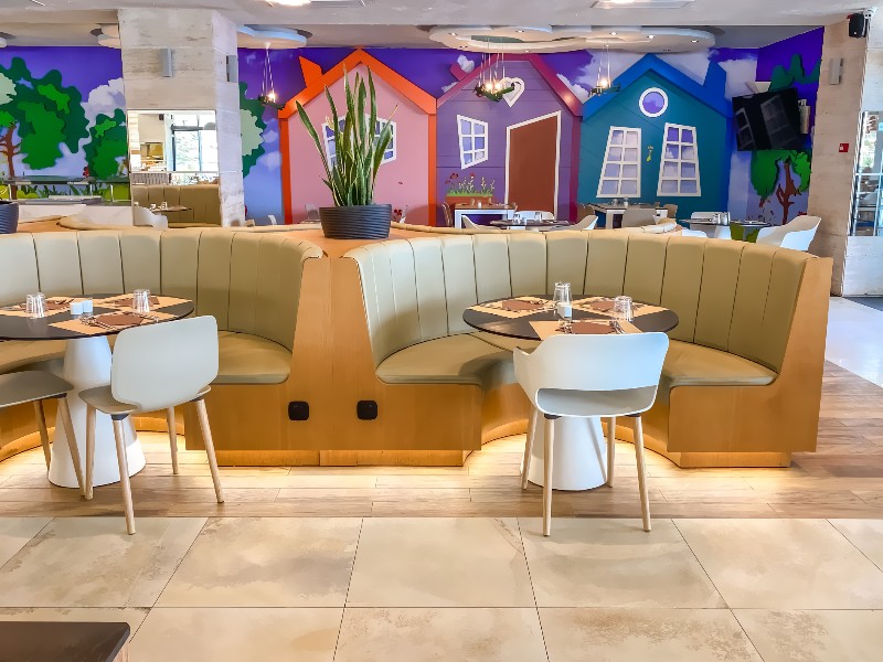 Een zitje in het grote buffetrestaurant van Fodele Beach met op de achtergrond de kidscorner