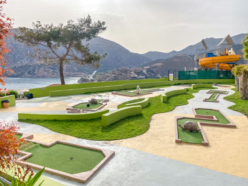 Minigolf boven op de berg waar Fodele tegenaan ligt