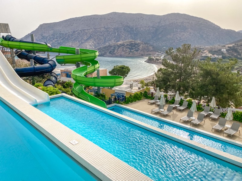 Uitzicht over de baai met het strand, vanaf het waterpark op Fodele Beach