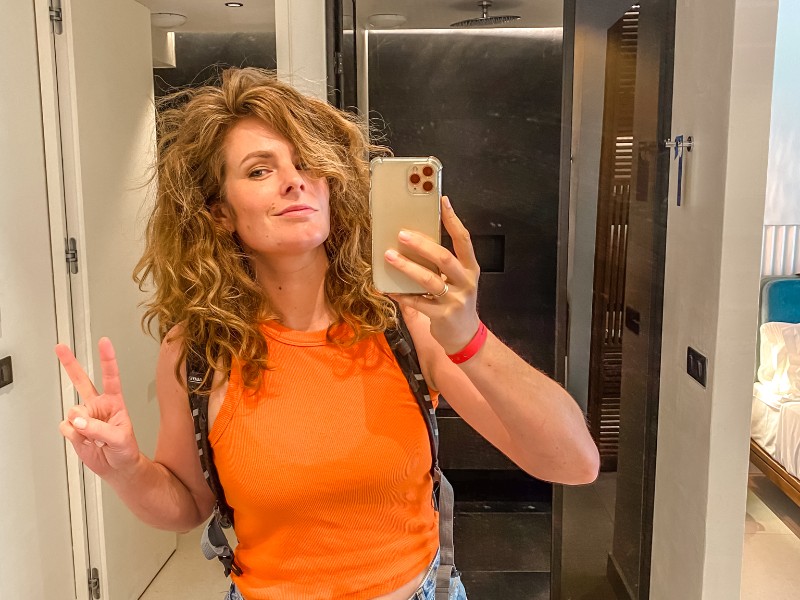 Net aangekomen in de hotelkamer. Op de achtergrond kun je de douche zien met het niet te onderschatten comfortabele bankje