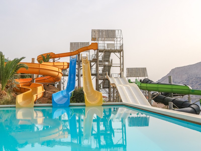 Een aantal glijbanen van het waterpark bij Fodele Beach