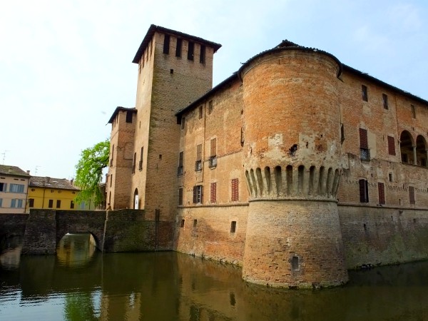 Kasteel Fontanellato met slotgracht vol karpers