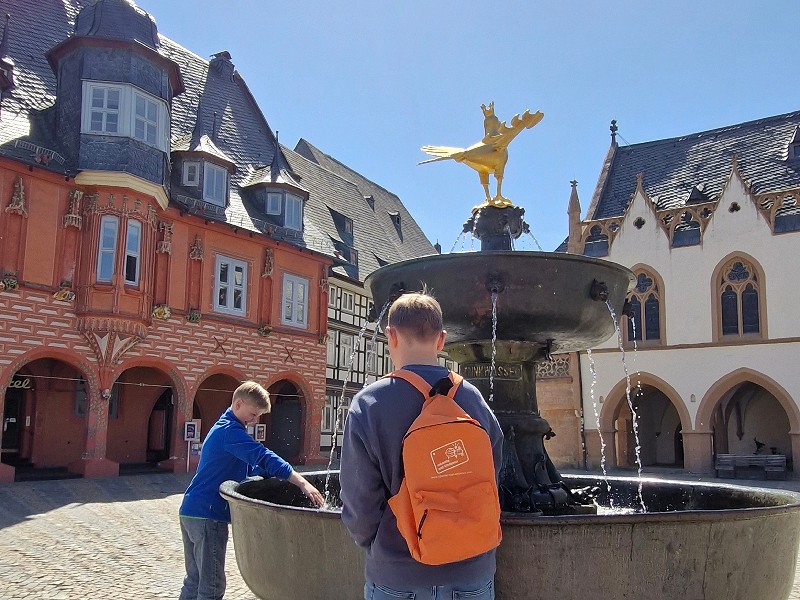 Spelen met water bij de fontein op het marktplein in Goslar