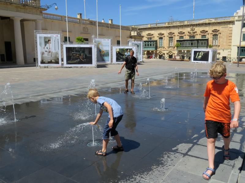 Spelen met fonteintjes op een plein in La Valetta