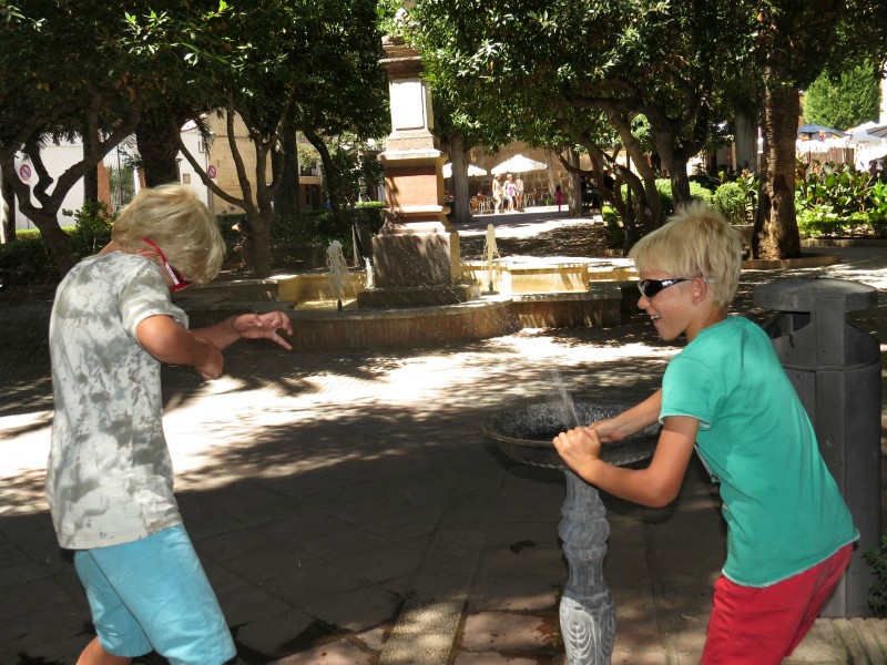 Tycho spuit zijn broer nat op een leuk pleintje in Ronda