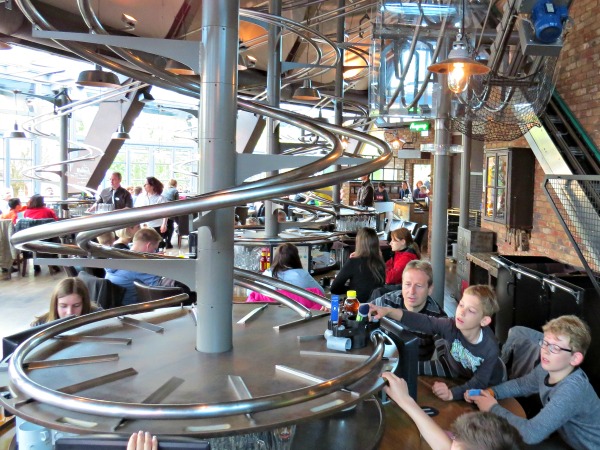 Food Loop, supergaaf restaurant waar je eten via een achtbaan geserveerd wordt