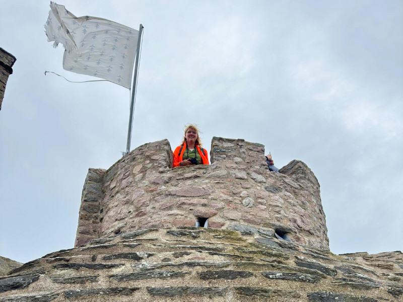 Sabine op het puntje van de toren van fort la Latte