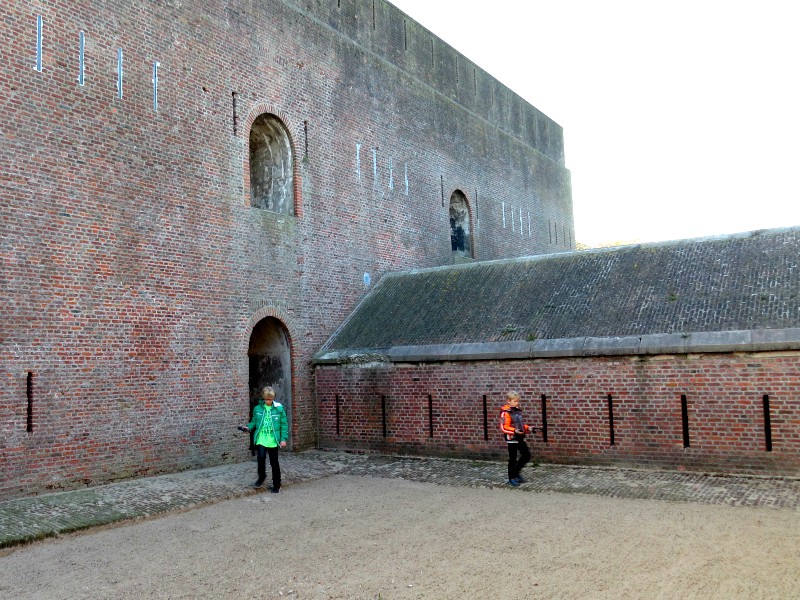 De jongens beluisteren de audio tour in Fort Napoleon