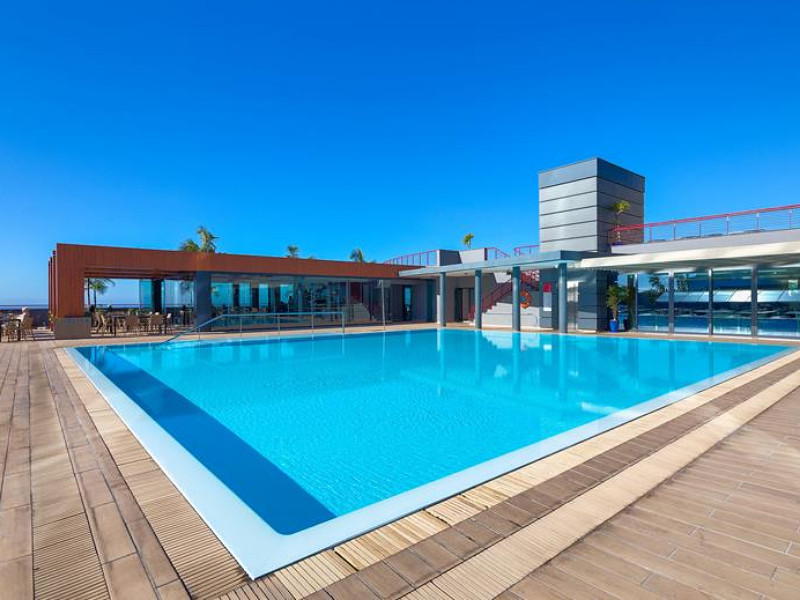 Het zwembad van Four Views Monumental Lido