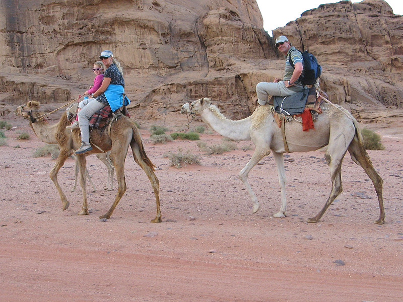 Kamelenrit met het gezin door de woestijn in Jordanië