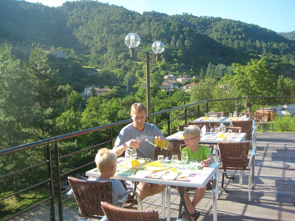 Diner met waanzinnig mooi uitzicht op camping Le Mas de Champel in de Ardeche