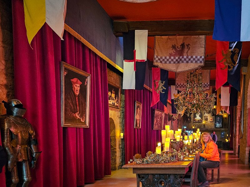 Sabine aan tafel in Château Fort de Sedan