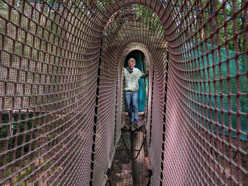 Zeb in de klimnetten van de Dier- en speelpark Parc Argonne Découverte