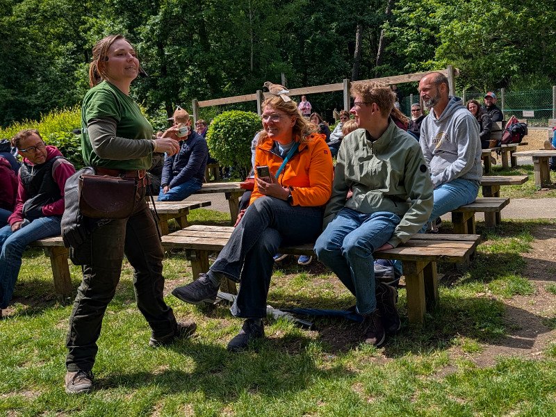 Sabine met een duif op haar hoofd