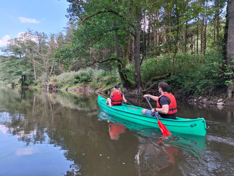 Activiteiten bij EstiFun Friends2Camp kanoën tijdens de éénoudervakantie