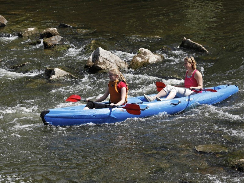 Kanoën tijdens de actieve eenoudervakantie in de ardennen 