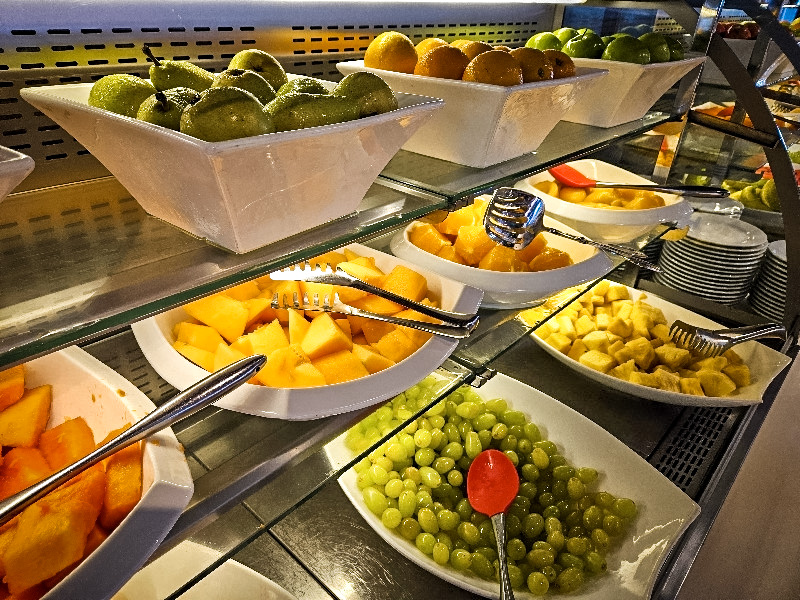Er staat ook een hele selectie aan fruit bij het buffet
