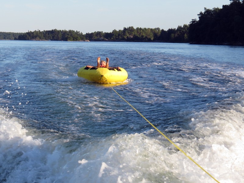 Tycho op de funtube achter de boot