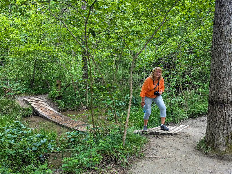 Sabine komt van een brug af op het Auwaldpfad