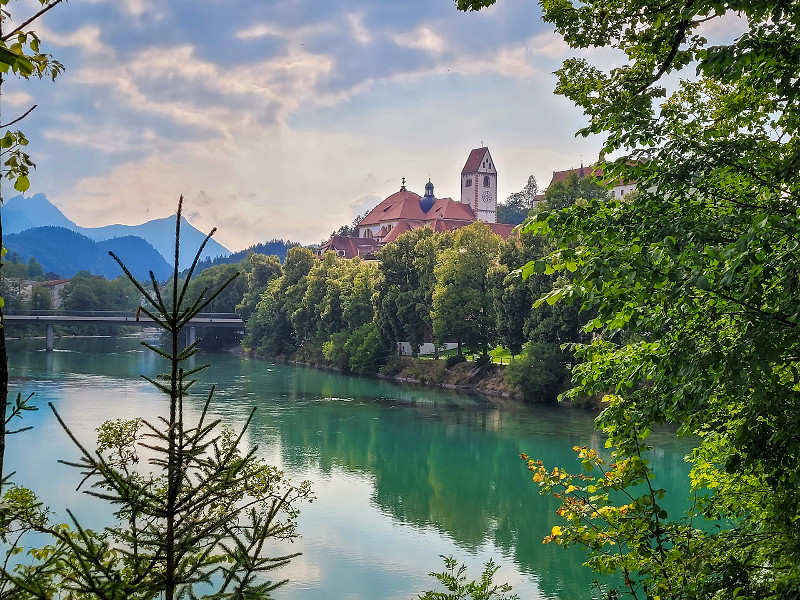 Zicht op de stad Füssen aan de Lech met de bergen op de achtergrond