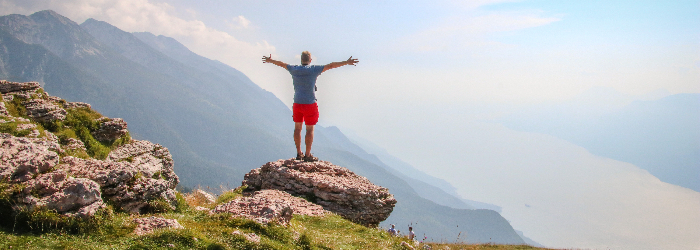 Patrick op de top van de Monte Baldo, uitkijkend over het Gardameer in Italië tijdens een vakantie met onze kinderen