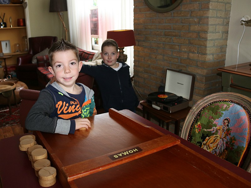Sjoelen en plaatjes draaien....pure nostalgie bij Gastenverblijf Het Voorhuis.