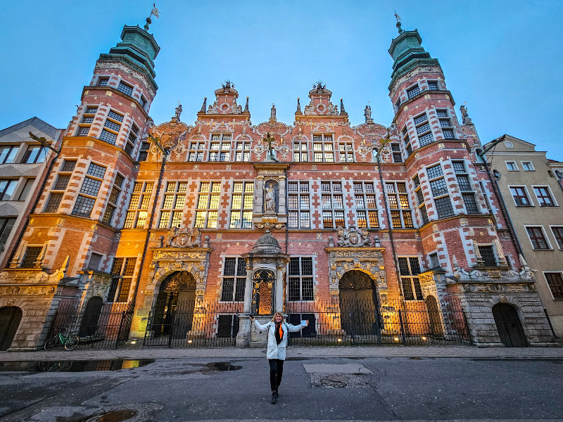 Sabine voor de Great Armory in Gdansk