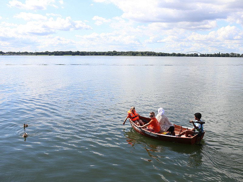 De kids beleven veel plezier aan de bijboot