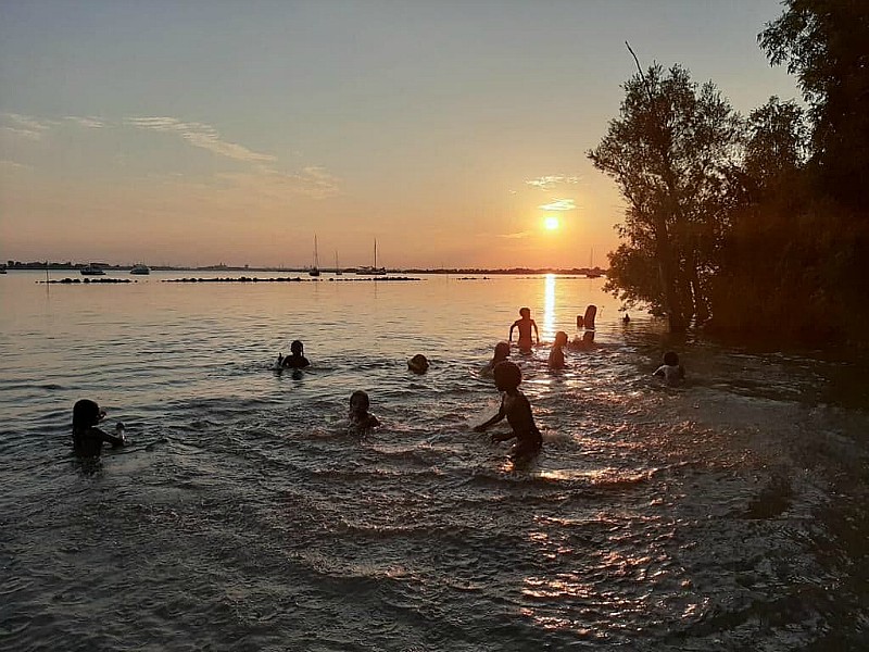 Zwemmen bij zonsondergang....