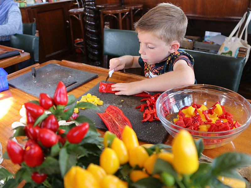 Ook de kids helpen ijverig mee met groente snijden. En er mag van 'gesnoept' worden!
