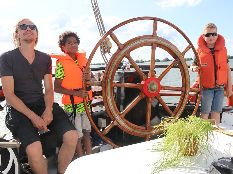 De schipper helpen met sturen