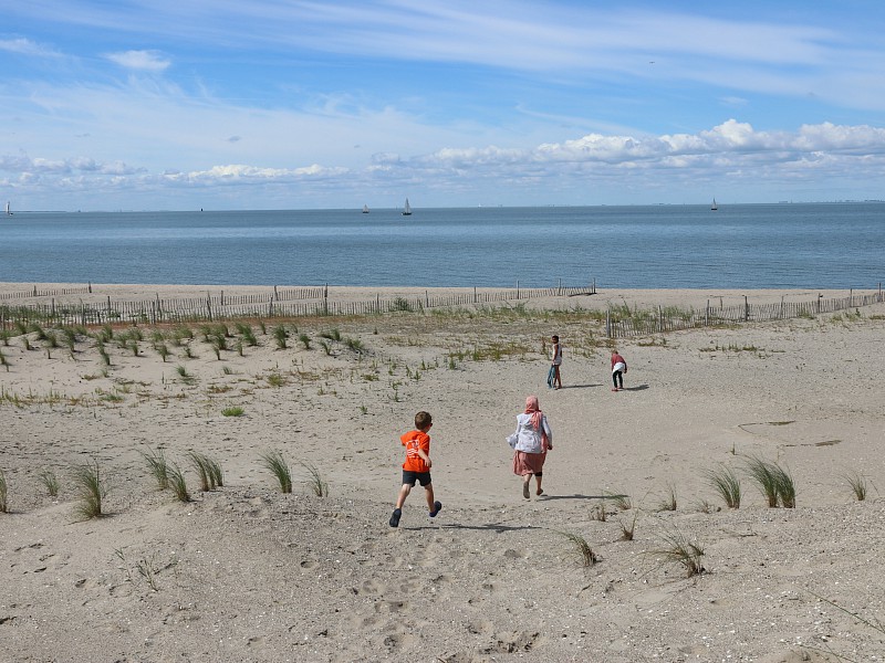 ....en zandduin af! Daar is het strand!