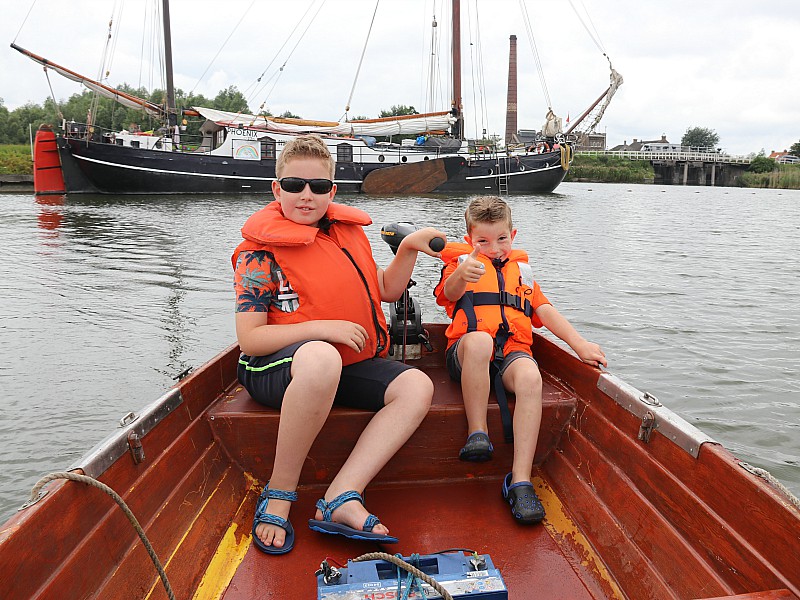 Varen in de bijboot...met op de achtergrond het Gelukschip en het Stoommachinemuseum