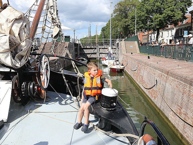 Apies kijken in de sluis van Muiden