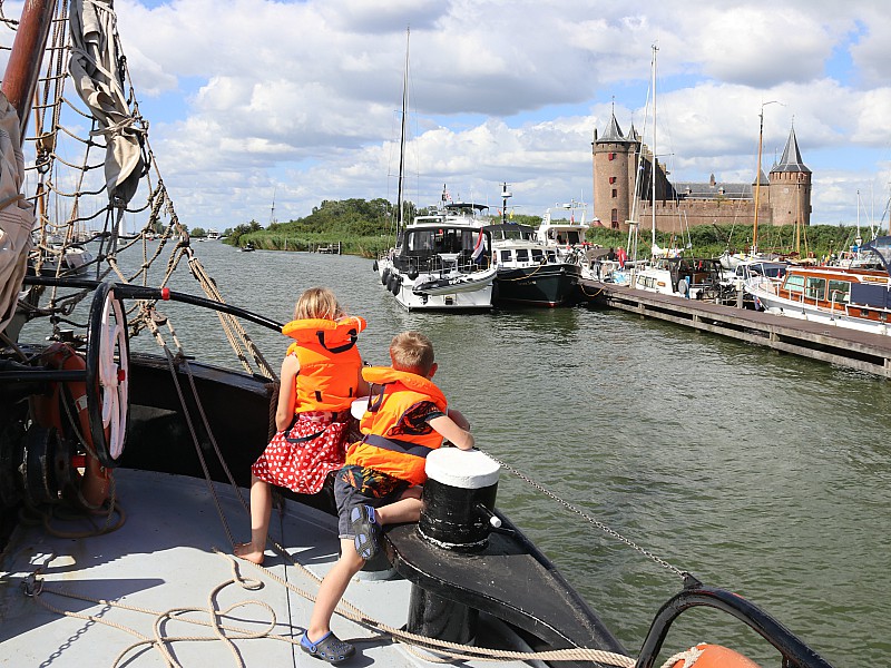 Zicht op het Muiderslot vanaf het Gelukschip