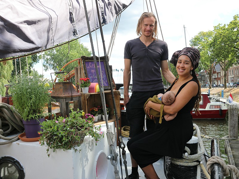 Schipper Jurriaan, zijn vrouw Onyema en jongste dochter Alaska Phoenix Schipper Jurriaan, zijn vrouw Onyema en jongste dochter Alaska Phoenix